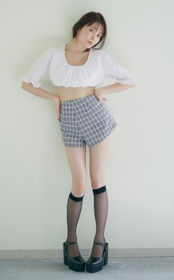 ティーン女子の憧れ・久間田琳加、“りんか丈”で話題の美脚披露　写真集＆スタイル本同時発売で「自分の持てる全てを出しました」（デビュー）