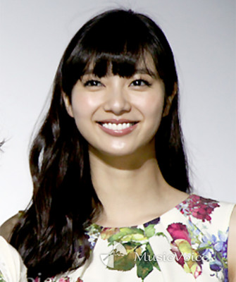 新川優愛のウェディングドレス姿に反響、“夫”小池徹平と2ショット（MusicVoice）