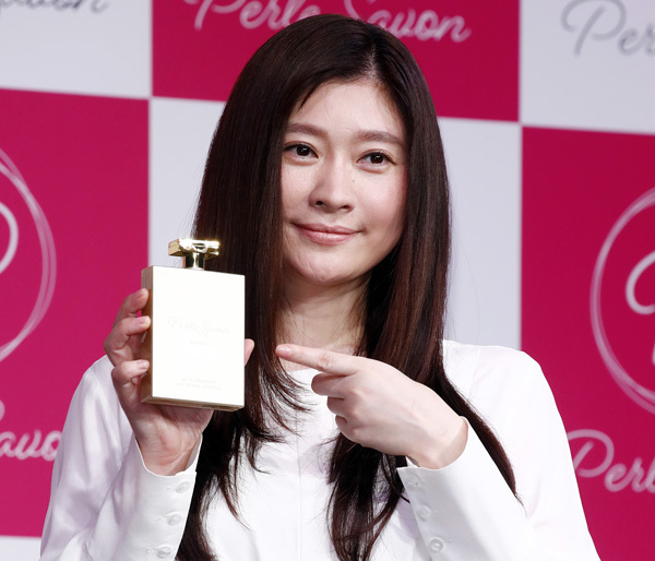 篠原涼子プロデュースのシャンプーがバカ売れ！ 世の人妻の“金魚妻”願望に刺さったのか(日刊ゲンダイDIGITAL)