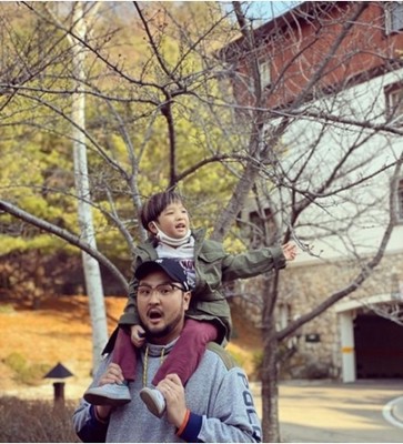 「god」キム・テウ、可愛い末の息子と散歩…目の微笑みがそっくり（WoW!Korea）
