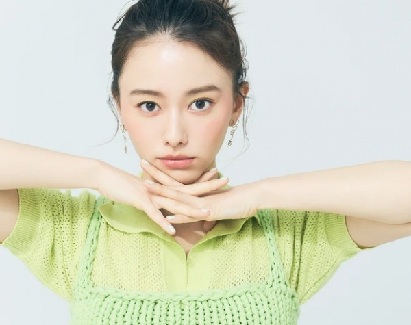 山本舞香さんがイエローアイ×ピンクチークのカラフルメイクに挑戦(MAQUIA　ONLINE)