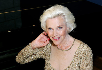 『007 ゴールドフィンガー』のボンドガール、オナー・ブラックマン（94）が死去（cinemacafe.net）
