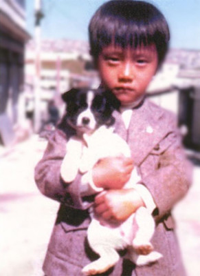 幼少のイ・ビョンホン、既に完成されたルックス…画質が低くてもはっきりと（朝鮮日報日本語版）
