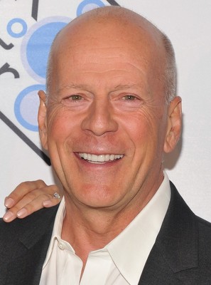 ブルース・ウィリス、家族はどこに…コロナ自主隔離の元妻デミ・ムーアとパジャマで団らん（Movie Walker）