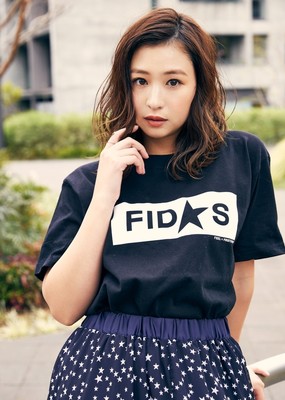 グラビア引退の佐山彩香、トライアスロンで鍛えた健康的ボディでスポーティなTシャツファッションのモデルに（デビュー）