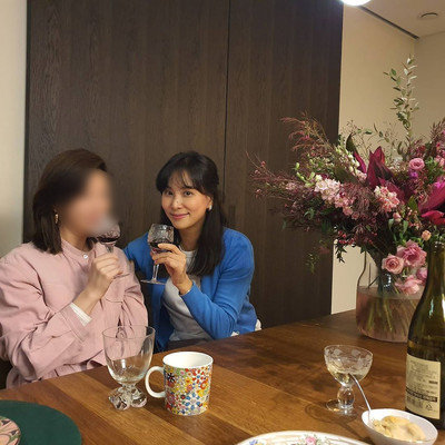 コ・ソヨン、知人とホームパーティーを楽しむ日常（朝鮮日報日本語版）