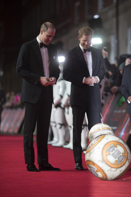 ウィリアム＆ヘンリー王子がSW新作プレミアに登場、BB-8のお辞儀に笑顔（映画ナタリー）