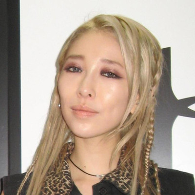 加藤ミリヤ、母親となって迎えた父の命日に「抱っこさせたかった！パパ！」幼少期の抱っこ写真で回想（スポーツ報知）