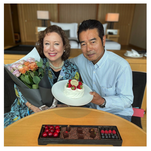 「子供たちに心から感謝」　キャシー中島、勝野洋と結婚43周年　次女＆長男ファミリー5人からサプライズ祝福を受けて涙(ねとらぼ)