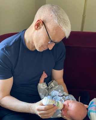 アンダーソン・クーパー、母グロリア・ヴァンダービルトに子どもを持つことを打ち明けていた（ELLE ONLINE）