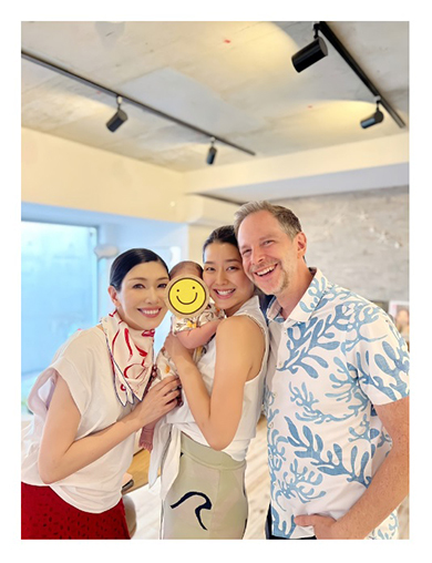 アンミカ、“妹”すみれの出産祝いで笑顔の4ショット　ちっちゃい赤ちゃん抱っこしハイに　「幸せすぎる～!」(ねとらぼ)