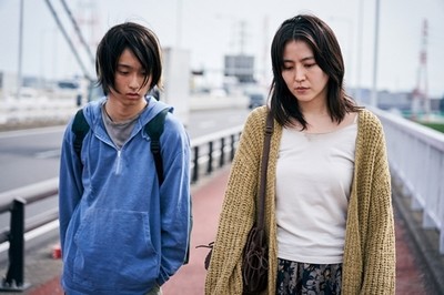長澤まさみ、川の字に眠る姿も：映画『MOTHER マザー』場面写真解禁（MusicVoice）
