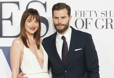 「フィフティ・シェイズ」シリーズ主演俳優、ひげ面の女装姿に衝撃！（Movie Walker）