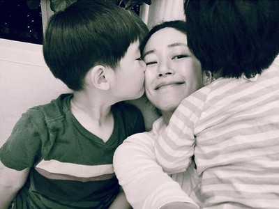 キム・ヒョジン、二人の息子からキスされ幸せ笑顔（朝鮮日報日本語版）
