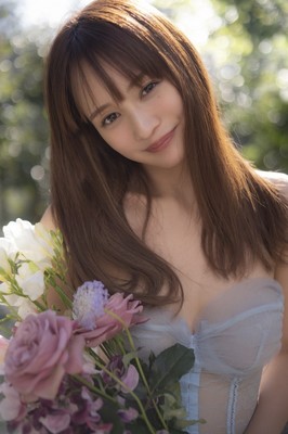 JOYの妻・わたなべ麻衣、最新写真集で大人の色気　しなやかなボディラインあらわ（クランクイン！）