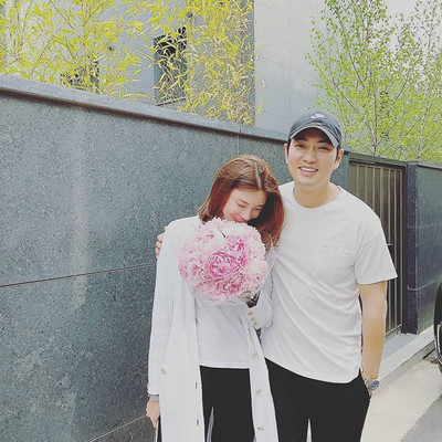 結婚3周年チャ・イェリョン、夫チュ・サンウクからの花束に幸せの笑み（朝鮮日報日本語版）
