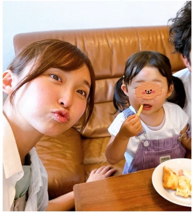 隣の人物はまさか……！　吉木りさ、娘とカフェを楽しむ写真に夫・和田正人らしき人物がチラ見え(ねとらぼ)