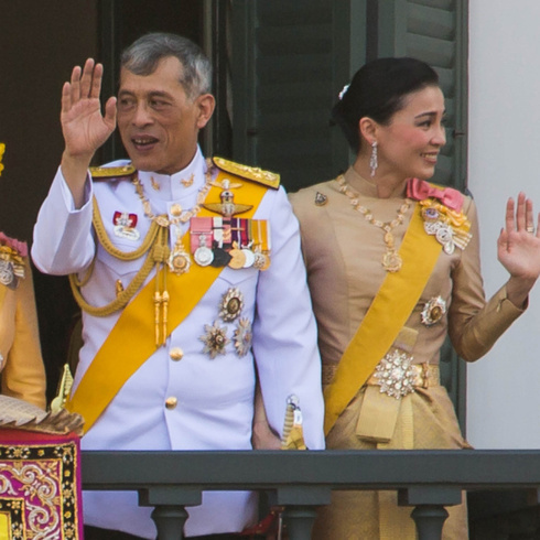 タイ国王ラーマ10世、ドイツから一時帰国「国王の姿を見てはならない」と命令（ELLEgirl）