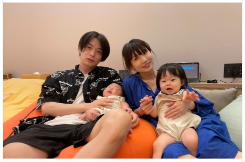 「あいのり」桃、2回目の結婚記念日を報告　初の家族4人旅行も「集合写真撮るのひと苦労よ。笑」(ねとらぼ)