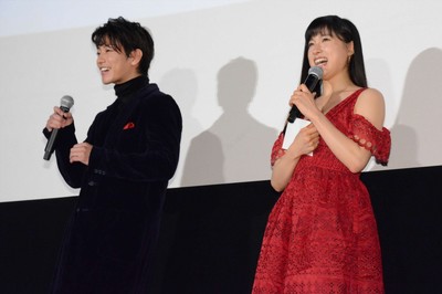 土屋太鳳、佐藤健からのサプライズ手紙に涙（シネマトゥデイ）