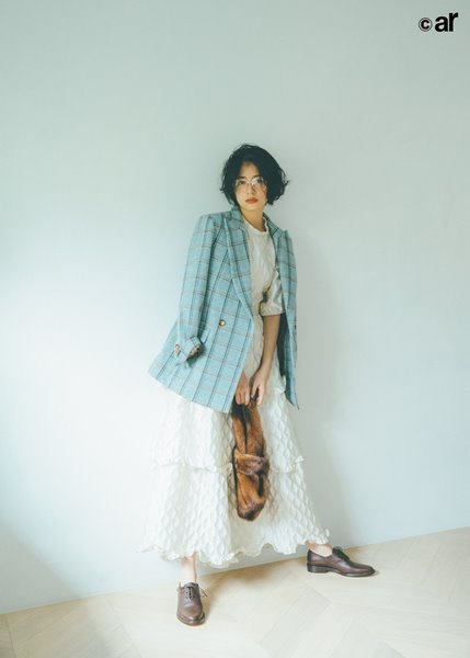 佐久間由衣、気品漂うブルーの着こなし　変幻自在に（MusicVoice）
