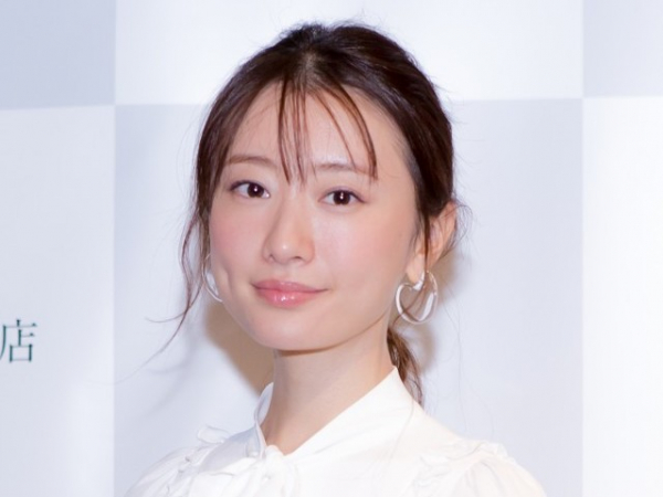 松本まりか、赤リップ＆美背中にネットくぎ付け「こりゃモテるわ」（クランクイン！）