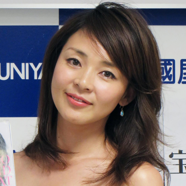 ＳＨＩＨＯ、ハワイのビーチで驚がくのヨガポーズ披露「素晴らしいバランス」「八つ墓村かと」（スポーツ報知）