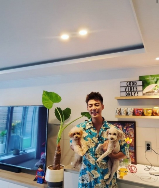 捨て犬を家に迎え入れたKangNam　「新しい家族が来たよ」（朝鮮日報日本語版）
