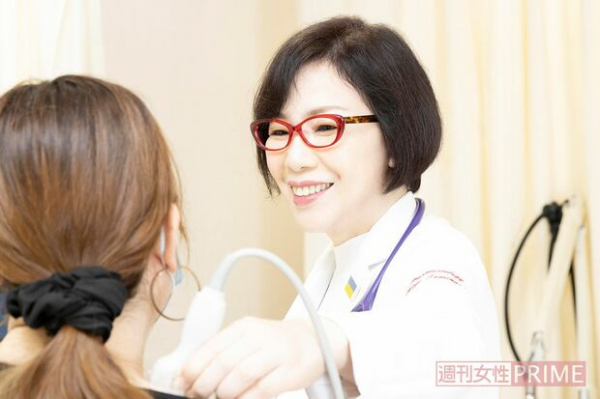 「“なかったこと”にされていた痛みを治したい」真っ赤な口紅と赤縁めがねの女医YouTuberの挑戦(週刊女性PRIME)