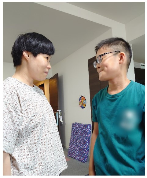 山田花子、9歳長男に怒られながら気付く「同じ身長やん…」　 背丈並んだほっこり親子ショットに反響(ねとらぼ)