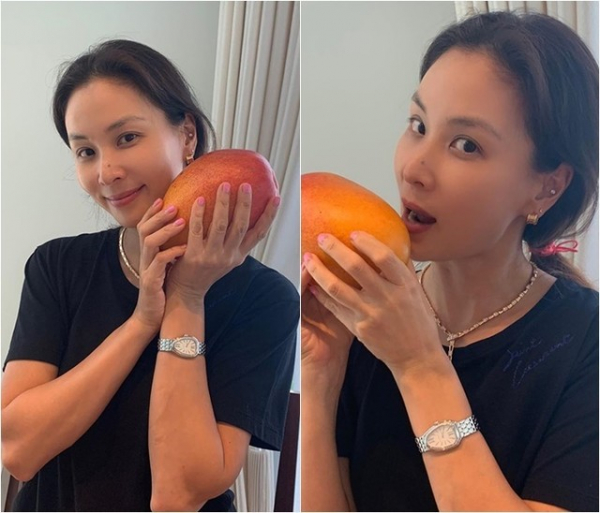 顔くらいに大きいアップルマンゴーを持つコ・ソヨン、フルーティーな美しさ（朝鮮日報日本語版）