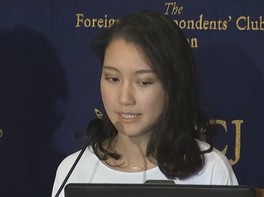 クリスマスイベントに現れた１１歳少女が、父親のハリウッド俳優にそっくりと話題に（産経新聞）