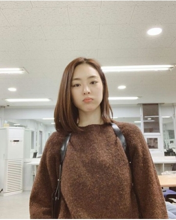“新婚2か月”女優イ・ヨニ、新妻の不動の美しさをアピール…ナチュラルメイクでツンデレポーズ（WoW!Korea）