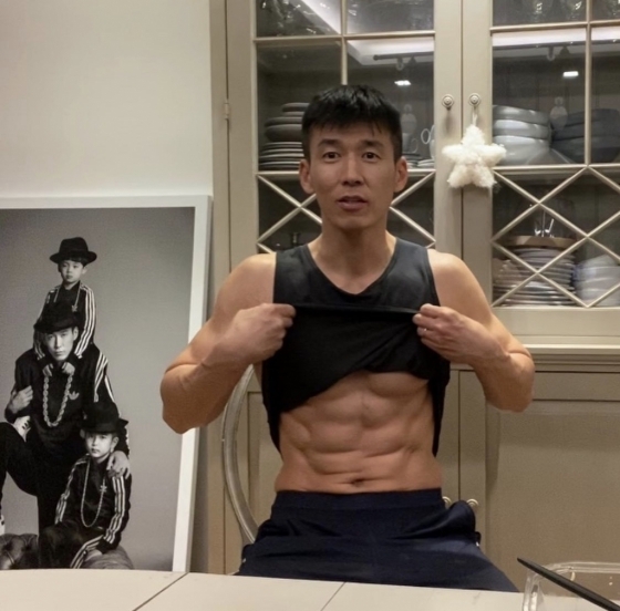 本当に47歳!?　Seanが見事な腹筋アピール（朝鮮日報日本語版）