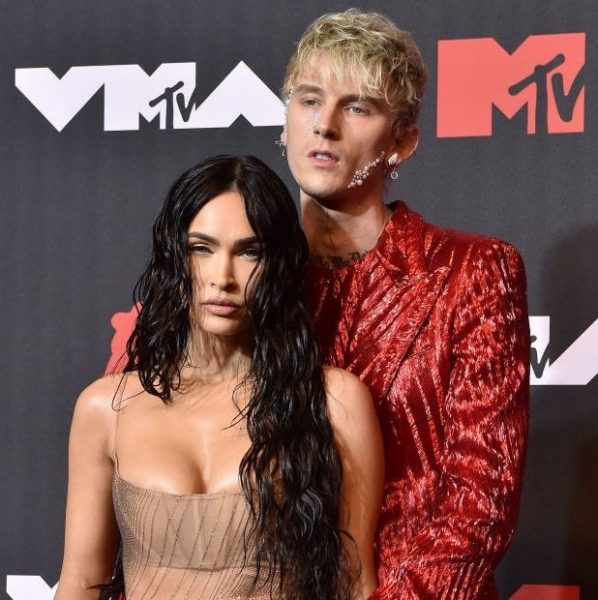 マシンガン・ケリー、自殺を図った過去を告白「ミーガン・フォックスと電話で話しながら引き金を引いた」(ELLEgirl)