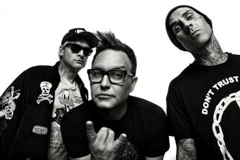 トラヴィス・バーカー、病院に緊急搬送される(BARKS)