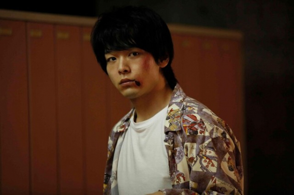 中村倫也「人数の町」新画像2点解禁、来場者プレゼントや特別映像の上映も決定（映画ナタリー）