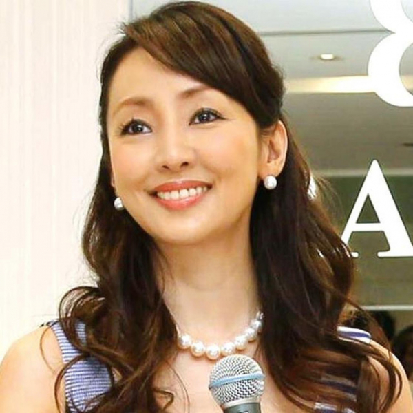 神田うの、セルフメイクした最新ショットに驚きの声「シワひとつない美肌」「お人形さん」（スポーツ報知）