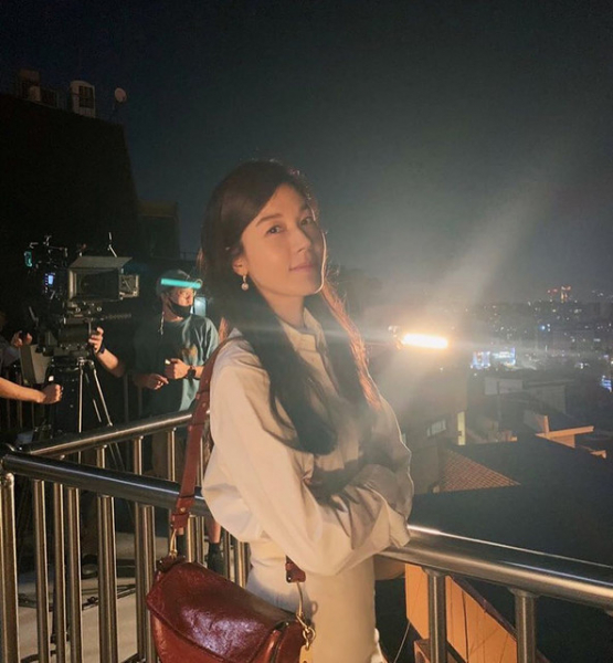 『18アゲイン』キム・ハヌル、夜空の下でも輝く美しさ（朝鮮日報日本語版）