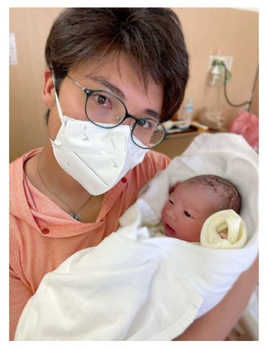 成田童夢、第2子次男の誕生を“抱っこ2ショット”で報告　「今回は出産の瞬間に立ち会えました」(ねとらぼ)