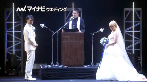 丸山桂里奈が本並健治氏と結婚「誓いま～す」元サッカー日本代表ＧＫと１９歳差婚をサプライズ発表、前園真聖が牧師役で登場（スポーツ報知）