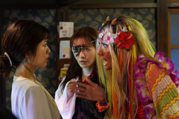 『妖怪シェアハウス』小芝風花＆松本まりか、ヤマンバメイク＆パラパラダンスに反響「マジあげぽよ～」（クランクイン！）