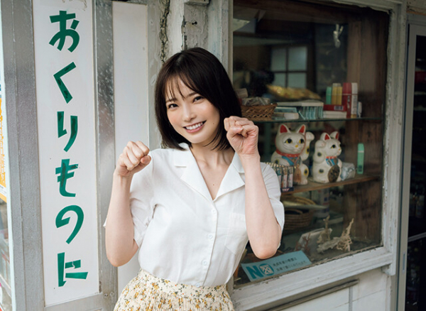 デジタル写真集の新女王・新谷姫加が初表紙！「撮影を忘れてはだしで猫に駆け寄ってしまって......」(週プレNEWS)