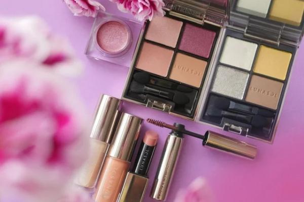 『ルナソル』2022夏新作を全色レビュー！アイシャドウ・リップ・眉マスカラ・ハイライト試してみた(DailyMORE)