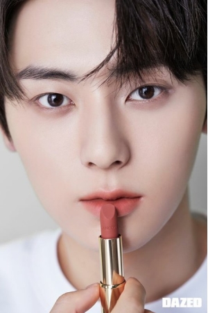 「NU’EST」ミンヒョン、雑誌単独バックカバー…致命的に魅惑的なリップスティックカット（WoW!Korea）