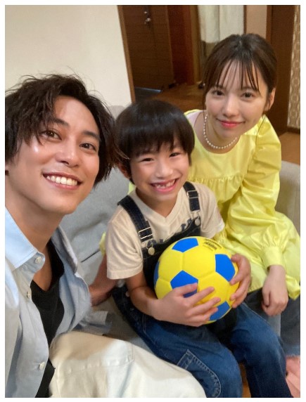 「結婚中」の島崎遥香＆佐野岳、“子持ち夫婦風”ショットがまるで本物　「家事と育児を分担できる2人になれそう」(ねとらぼ)