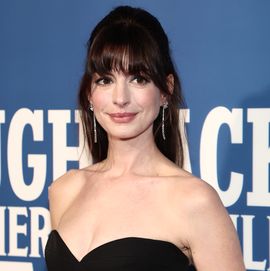 アン・ハサウェイが『プラダを着た悪魔』公開16周年をお祝い、中絶の選択権について政治的メッセージも(Harper’s BAZAAR（ハーパーズ バザー）)