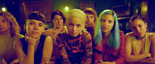 『エマ、愛の罠』大胆なヒロインとシンクロする音楽とアスレジャーファッション（cinemacafe.net）