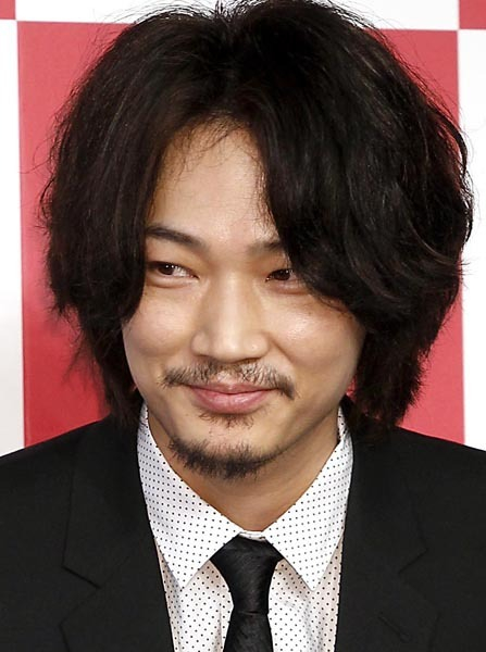 綾野剛「オールドルーキー」視聴率2ケタ維持でもホッとできないアンチの存在(日刊ゲンダイDIGITAL)