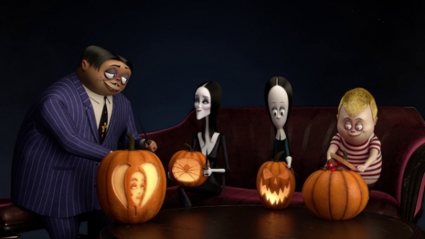 アダムス一家がジャック・オ・ランタン作りに励む　『アダムス・ファミリー』新予告映像(リアルサウンド)